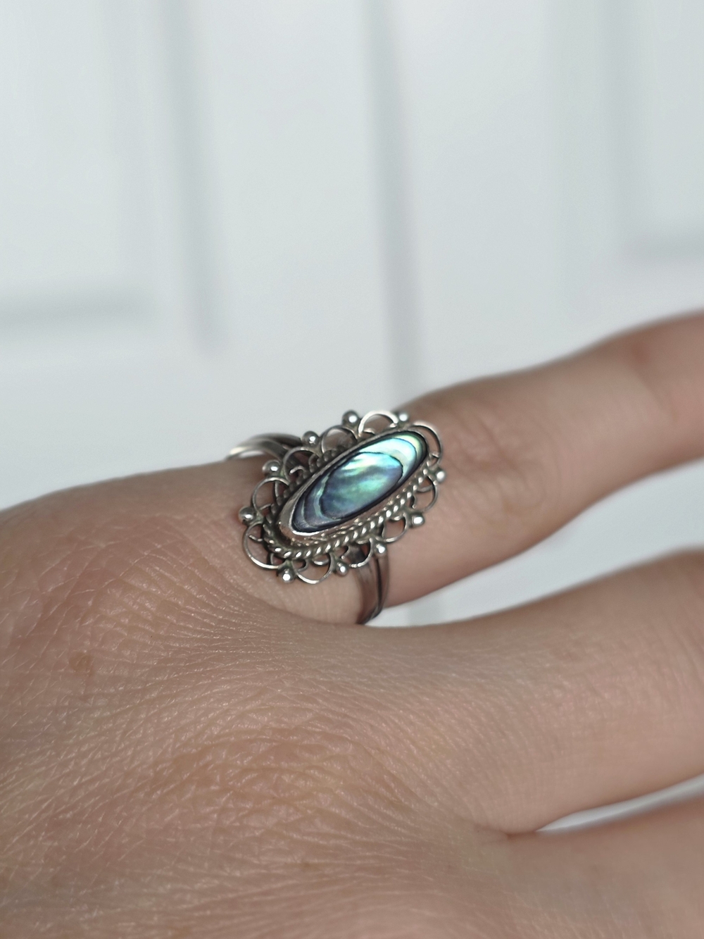 Vintage shell ring MOP oval cabachon sterling silver filigree